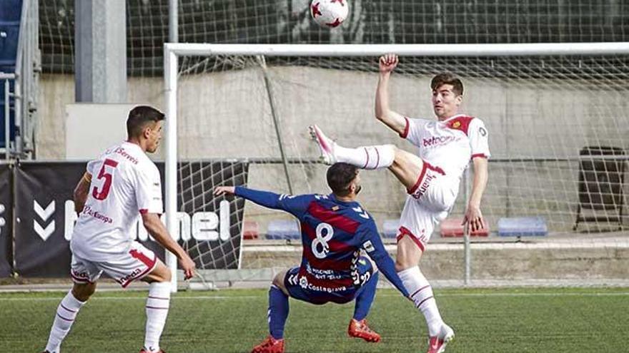 Bonilla despeja con contundencia ante el local Alaín y con Xisco Campos a la expectativa.