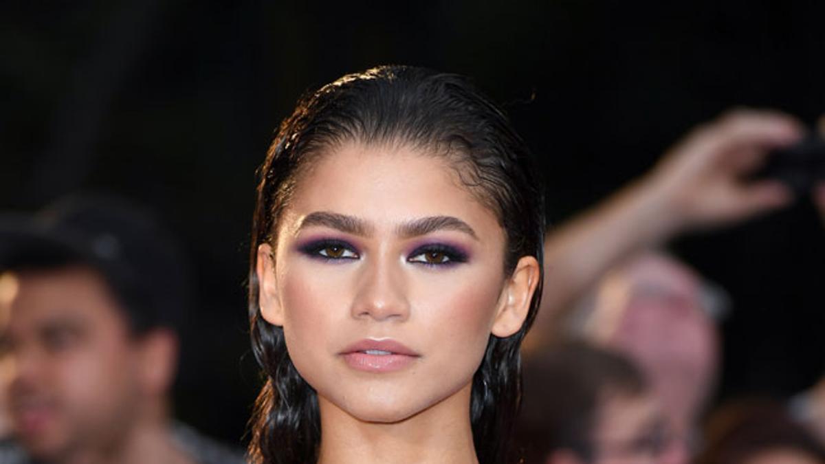 La actriz Zendaya con un llamativo vestido bicolor y maquillaje intenso