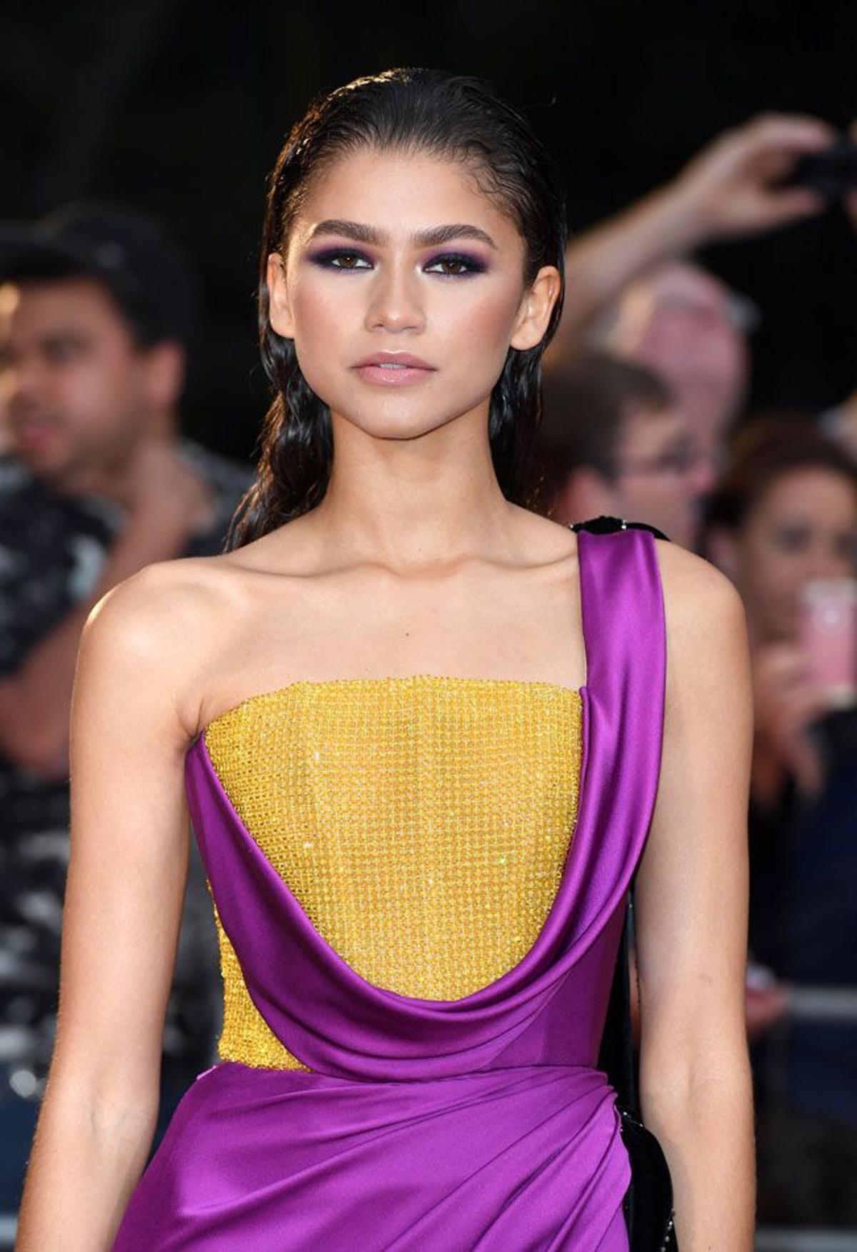 La actriz Zendaya con un llamativo vestido bicolor