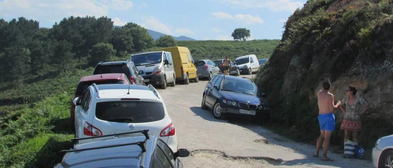 El acceso a Torimbia, el pasado verano, atestado de coches.