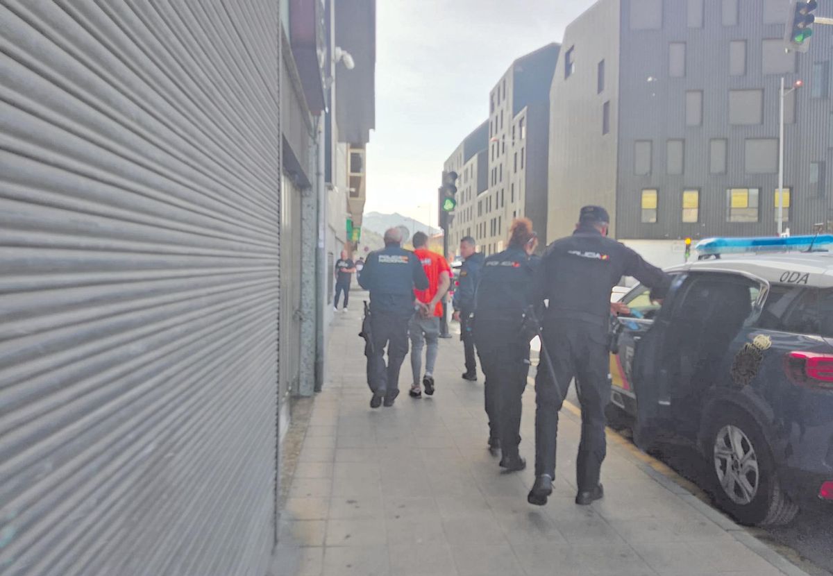 D. H. R., a su llegada a la Comisaría de la Policía Nacional de Mieres.