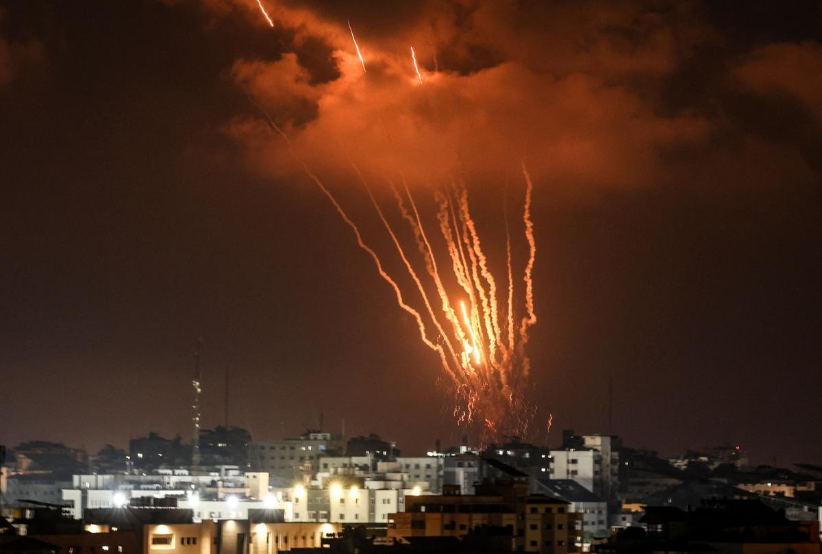 Cohetes palestinos disparados desde la ciudad de Gaza en represalia por ataques aéreos israelíes anteriores