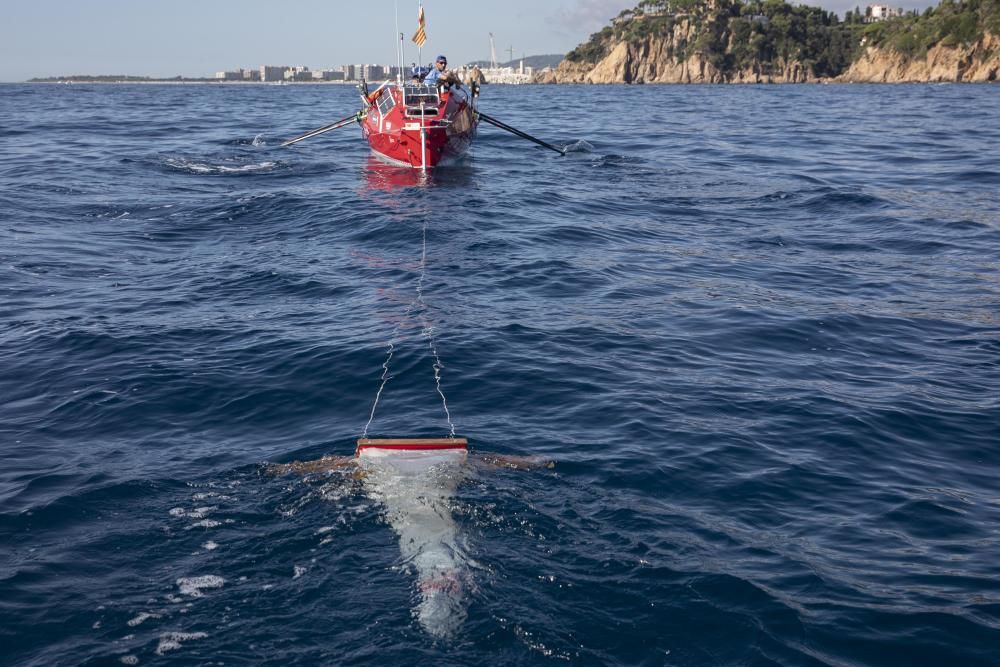 Una barca  recorre la Costa Brava recollint-hi microplàstics