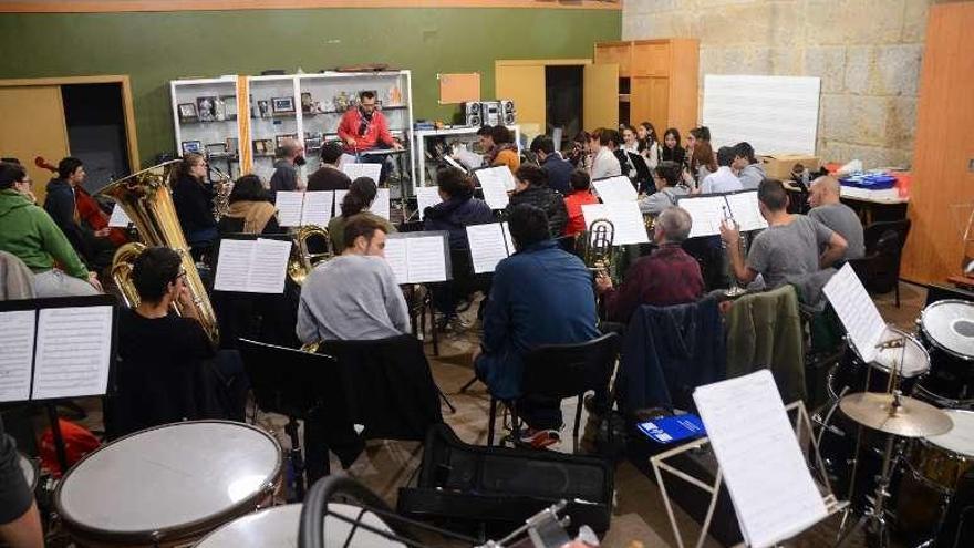 El ensayo abierto ayer de la Banda Belas Artes de Cangas. // G.Núñez