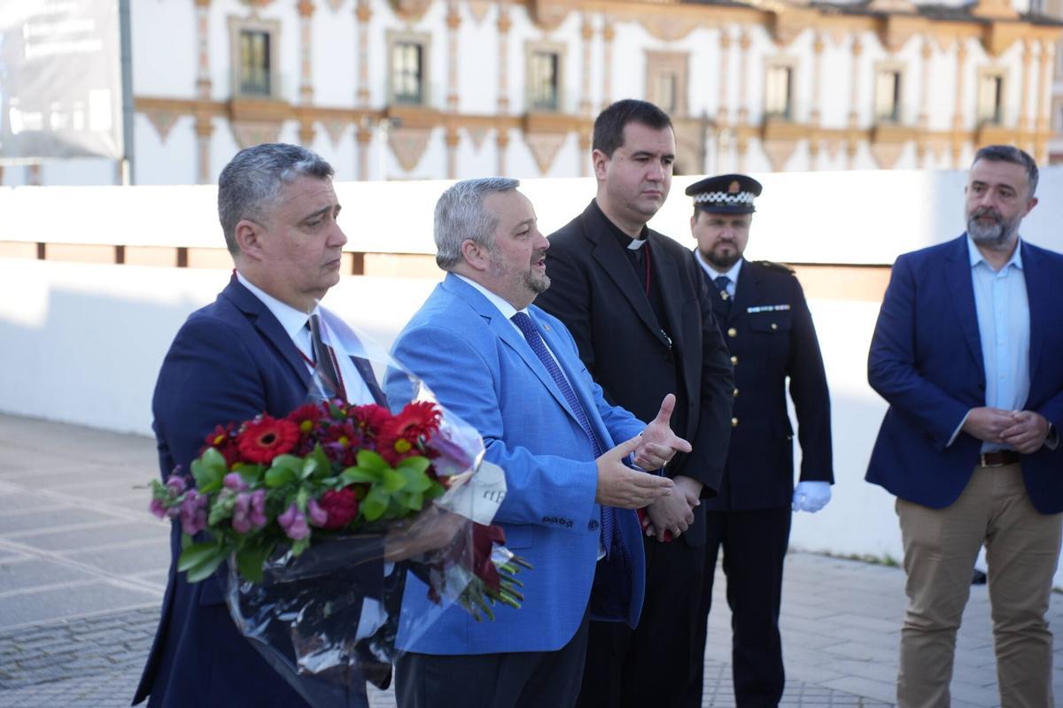 Córdoba. Monolito en la esquina del parking de la Diputación. Tradicional acto homenaje a las policías locales asesinadas en 1997. Salvador Fuentes Lopera, presidente de la Diputación de Córdoba. Ana López Losilla, subdelegada del Gobierno. Adolfo Molina Rascón, delegado del Gobierno de la Junta, diputados autonómicos y concejales del Ayuntamiento