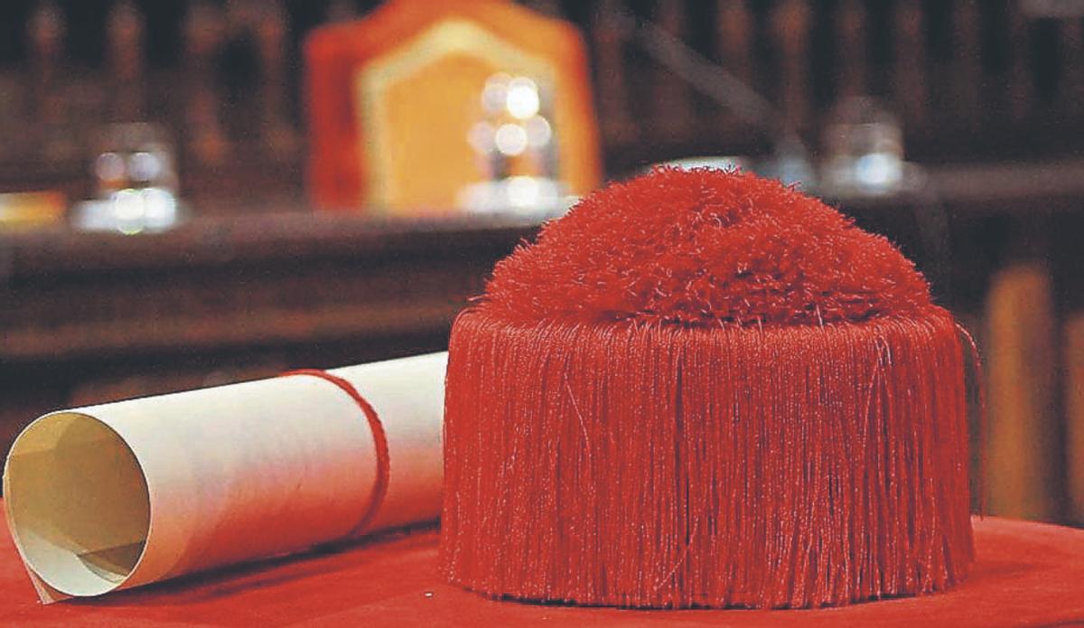 El diploma y el birrete laureado, dos símbolos del ‘honoris causa’.