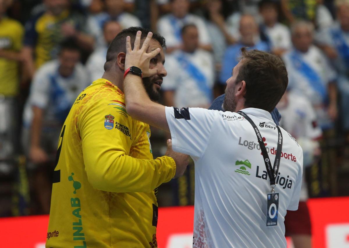 El portero del Logroño, Aly, recibe ayer atención después de un balonazo en el rostro.