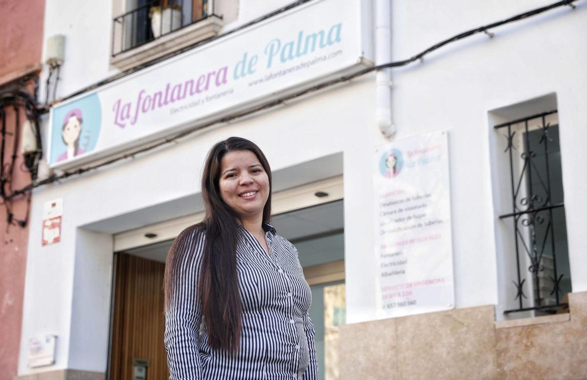 Ruth Alemán, esta semana, frente a su negocio La fontanera de Palma | MANU MIELNIEZUK