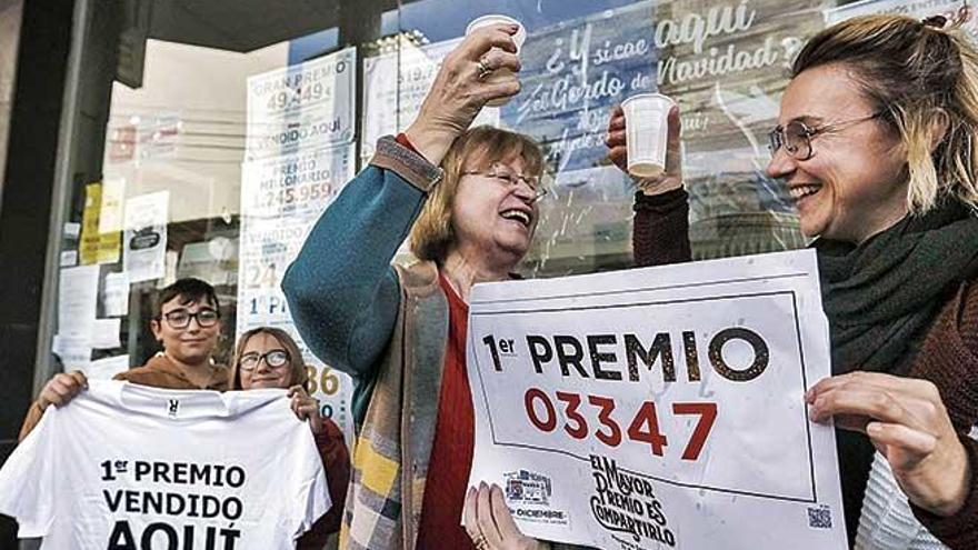 Pepi Enríquez y Toñi García descorcharon ayer una botella de champán para celebrar que su administración repartiese parte del Gordo de Navidad.