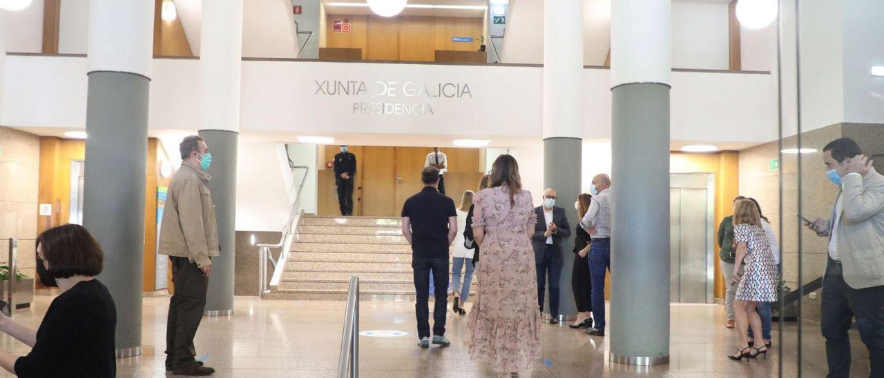 Empleados públicos en la entrada principal de la Xunta. | XOÁN ÁLVAREZ