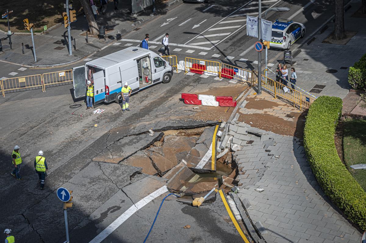 Escape de agua de grandes dimensiones en la avenida Pedralbes con el paseo Manuel Girona de Barcelona