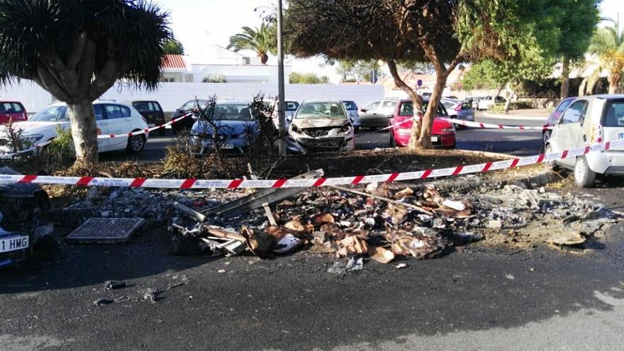 Un incendio chamusca cuatro vehículos en Maspalomas