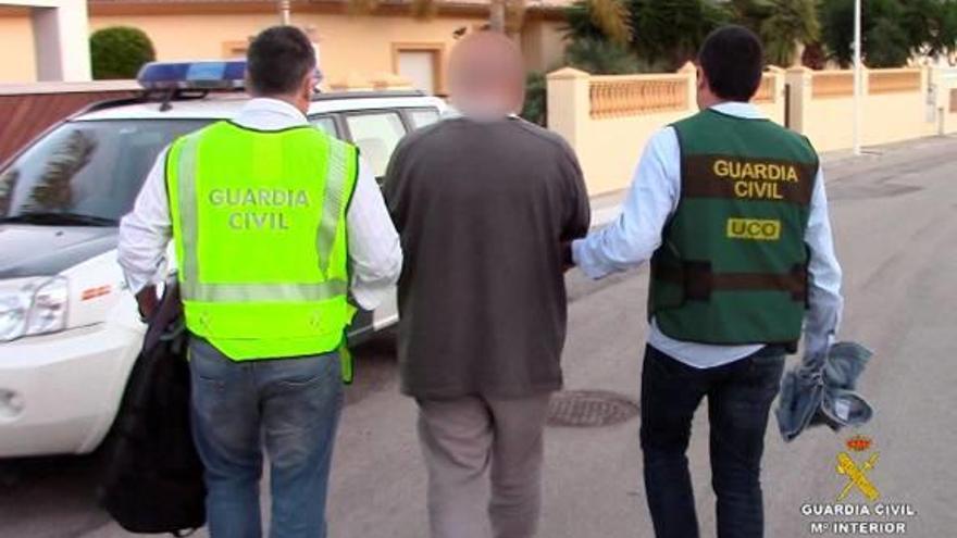 La Guardia Civil con uno de los siete fugitivos detenidos.