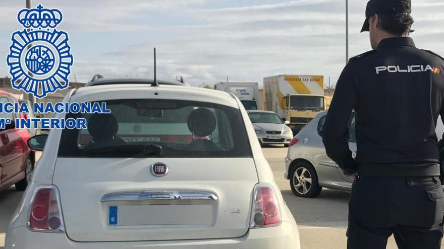 Un agente junto al coche vendido por el detenido por simulación de delito.