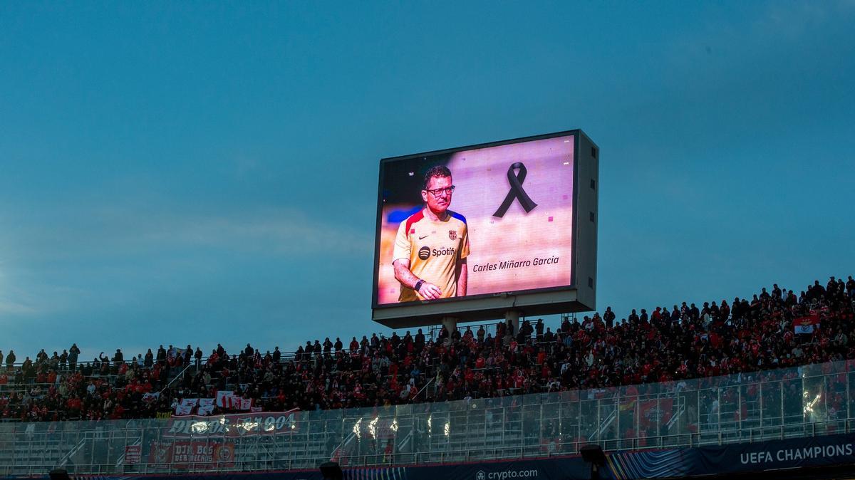 La imagen del doctor Carles Miñarro durante el minuto de silencio en el Barça-Benfica de Montjuïc.