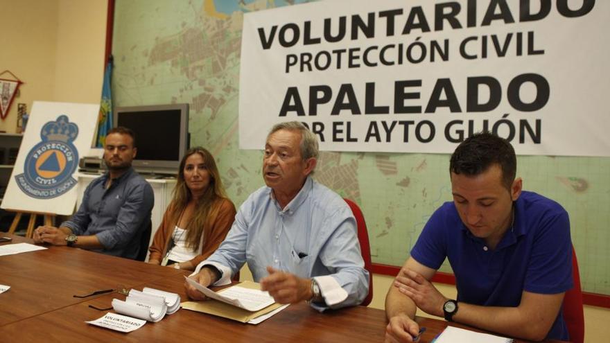 Bernado Canga rodeado de voluntarios.