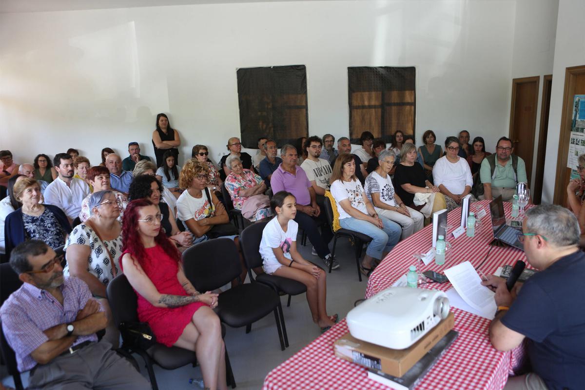 O público desbordou o aforo do centro social.