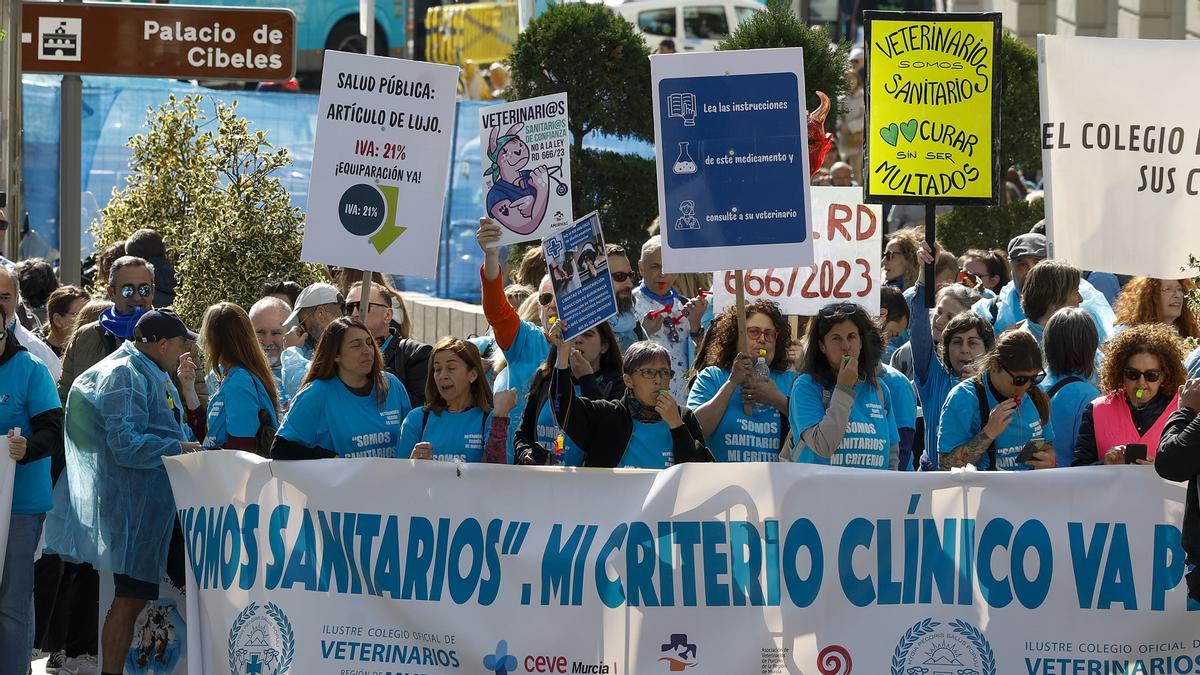 Veterinarios se manifiestan en Madrid para que les dejen aplicar sus conocimientos