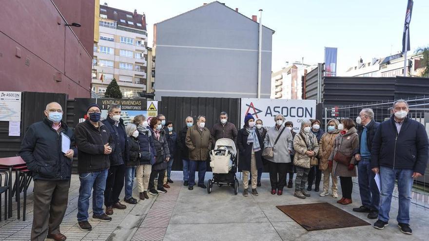 Protesta vecinal contra el pasadizo de Indalecio Prieto, en el Bulevar de la Sidra de Oviedo, en Gascona: &quot;La calle es de todos&quot;