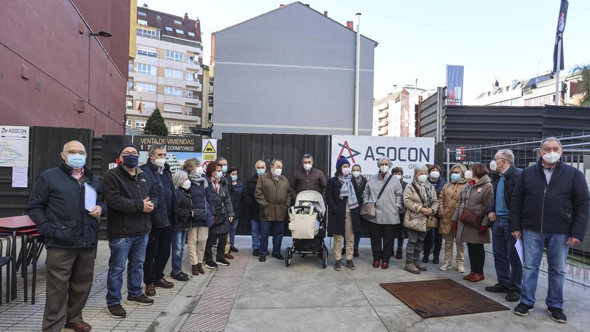 Los vecinos de Indalecio Prieto protestan para exigir que el paso hacia Gascona siga siendo público