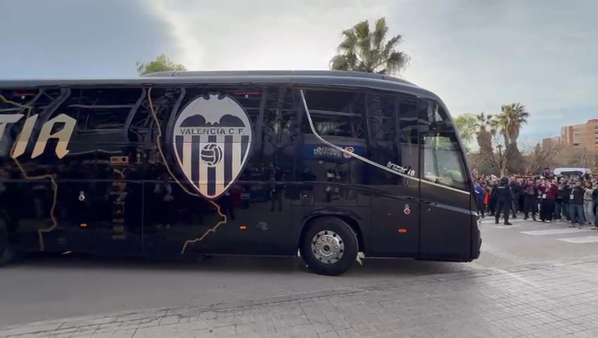 Así ha sido la llegada del Valencia CF al Ciutat para el Derbi