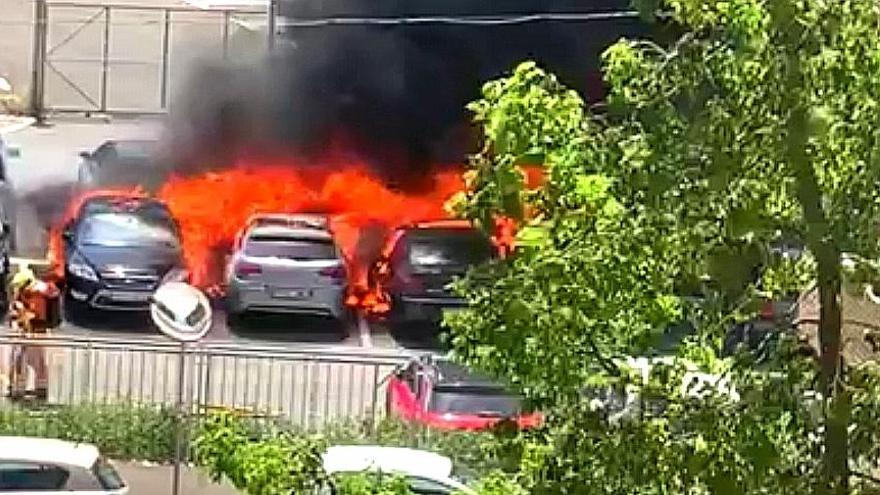 Las llamaradas del incendio han afectado a nueve vehículos