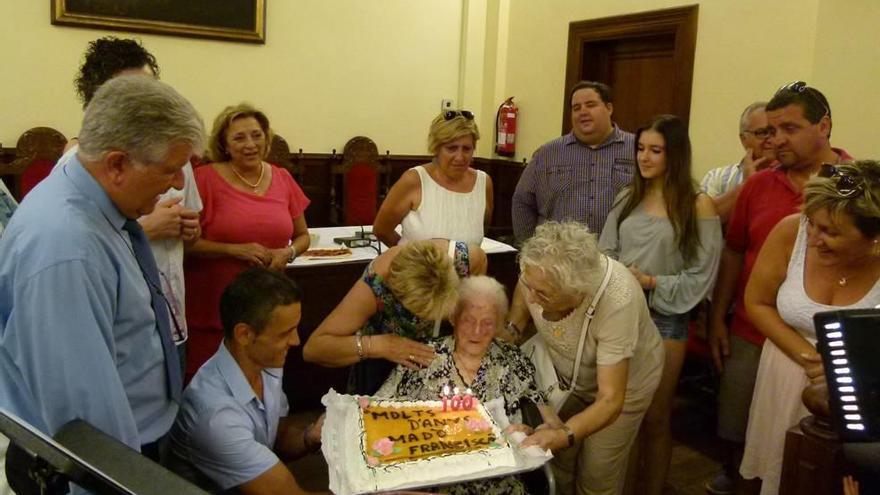 Alcúdia homenajea a una mujer centenaria