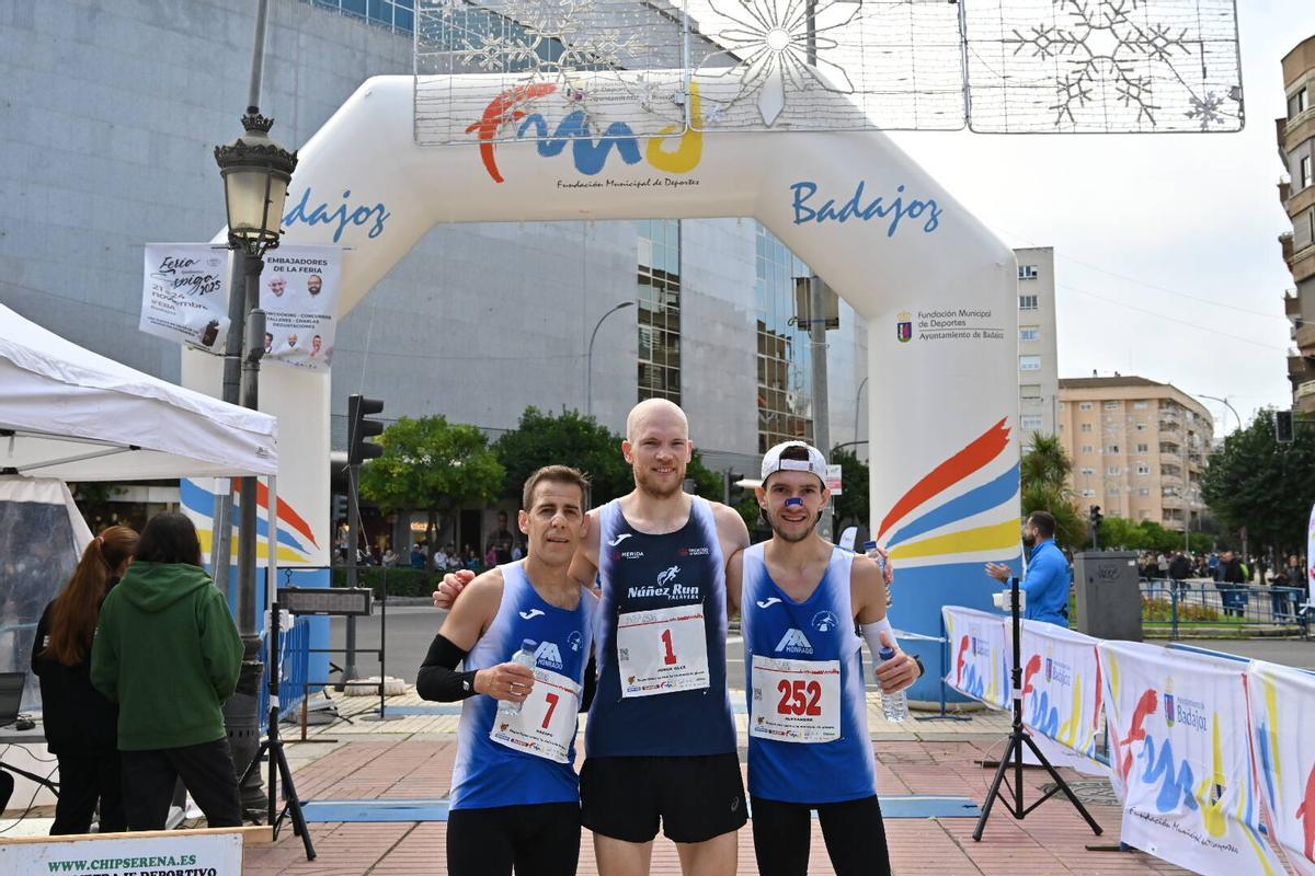 De izquierda a derecha: Carlos Gazapo (segundo), Jorge González (primero) y Aitor Sánchez (tercero) conforman el podio masculino del Medio Maratón Elvas-Badajoz.