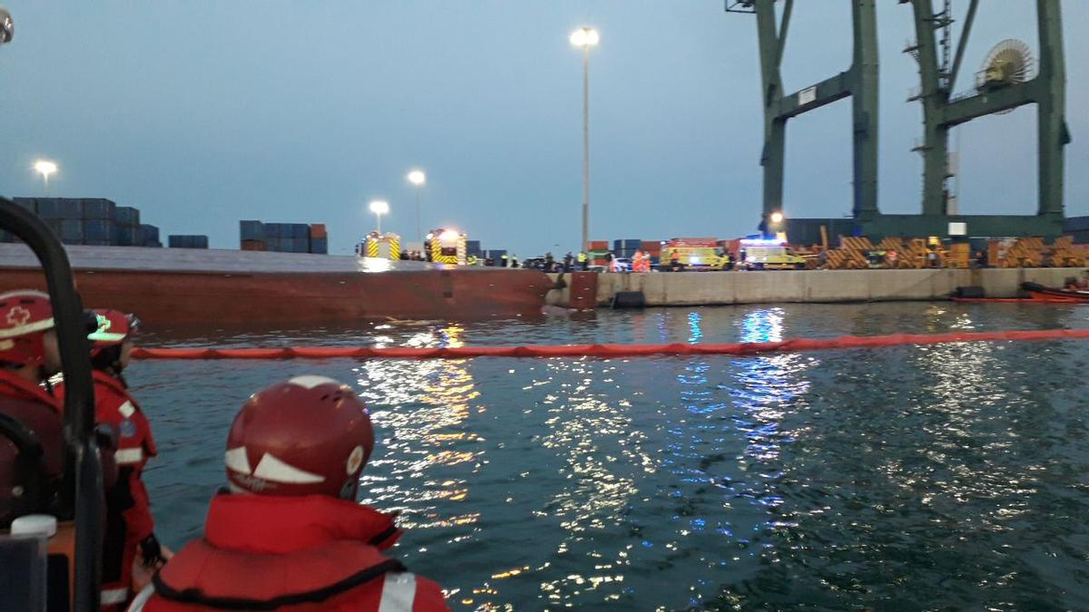 Imagen del equipo de Cruz Roja movilizado en la zona próxima al Muelle del Centenario