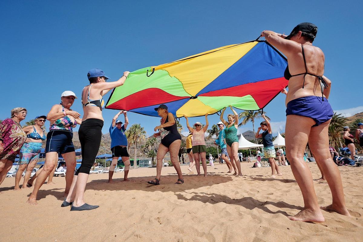 Olimpiadas Playeras en la playa de Las Teresitas por el Día de Los Abuelos y Abuelas Olimpiadas Playeras en la playa de Las Teresitas por el Día de Los Abuelos y Abuelas