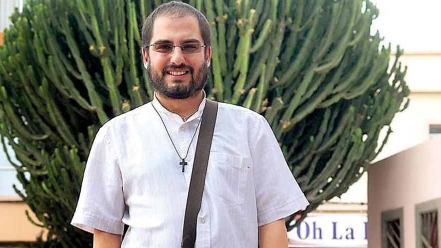 Antonio Juan López, capellán voluntario de la cárcel Las Palmas II, en la plaza de San Rafael de Vecindario.