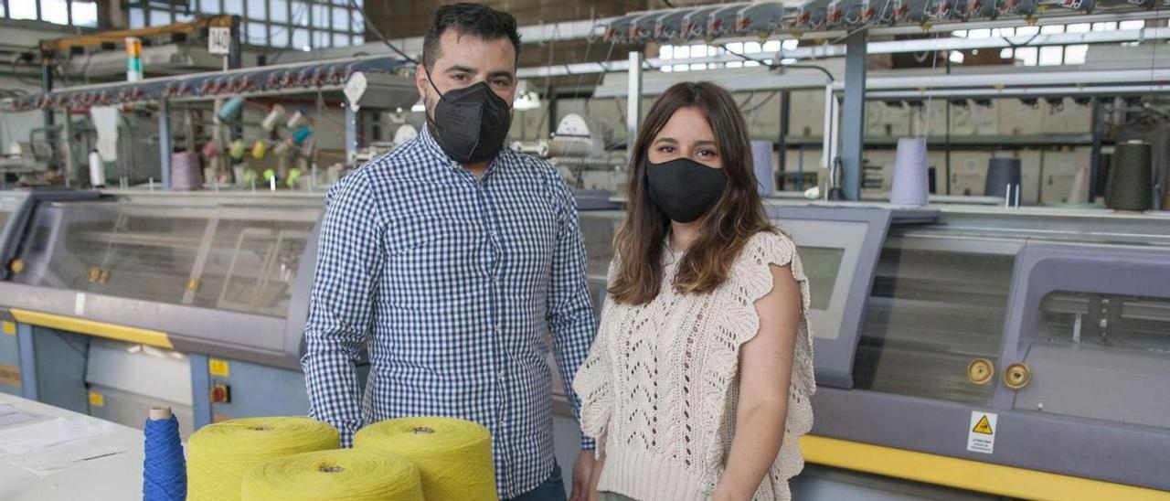 Paula y Roberto Montoto, en sus instalaciones textiles de Lalín.