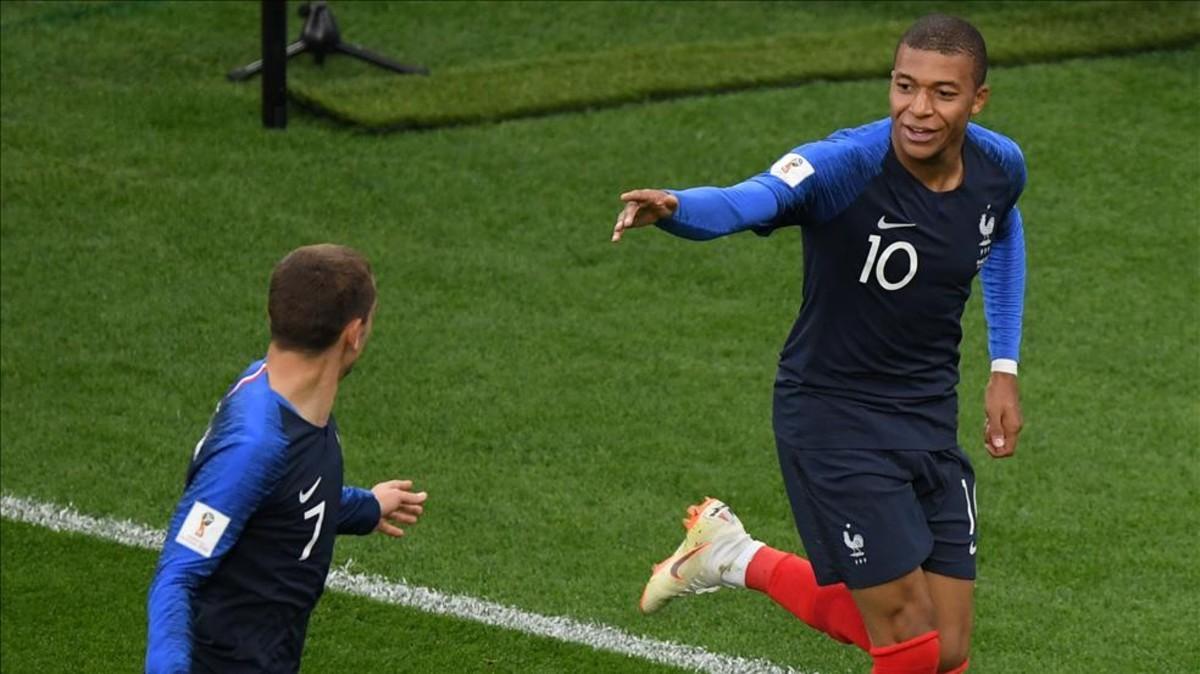 Mbappé adelantó a Francia con un afortunado gol en el primer tiempo