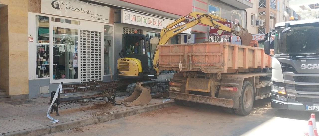 Reparación de una de las roturas en la red de abastecimiento en la avenida Ricardo Carapeto hace unos meses.