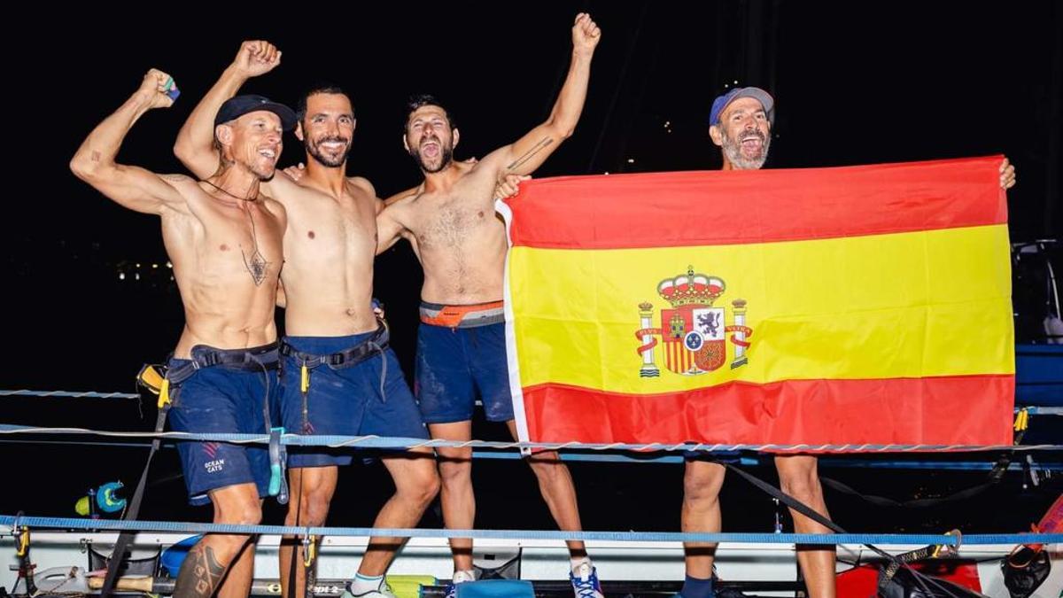 El lorquino con su equipo celebrando la hazaña.