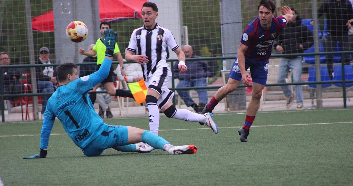 Jorge Domingo, en el momento que se planta ante el portero visitante y anota el 1-0.