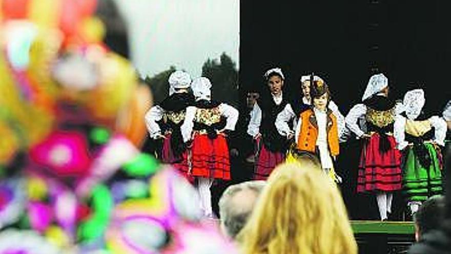 Un grupo de baile durante su actuación en el Festival folclórico de ayer.