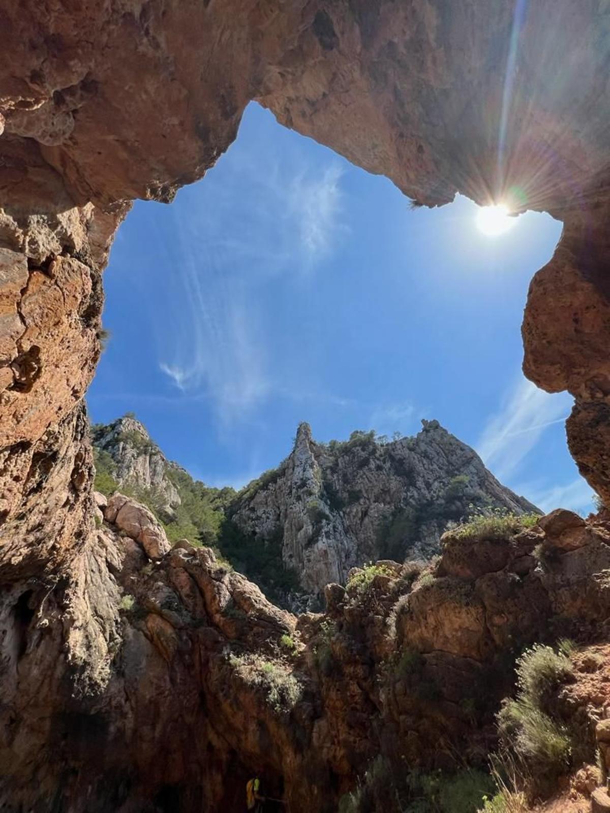 Las vistas hacia las alturas desde el interior de la conocida popularmente como Cueva de la Luz.