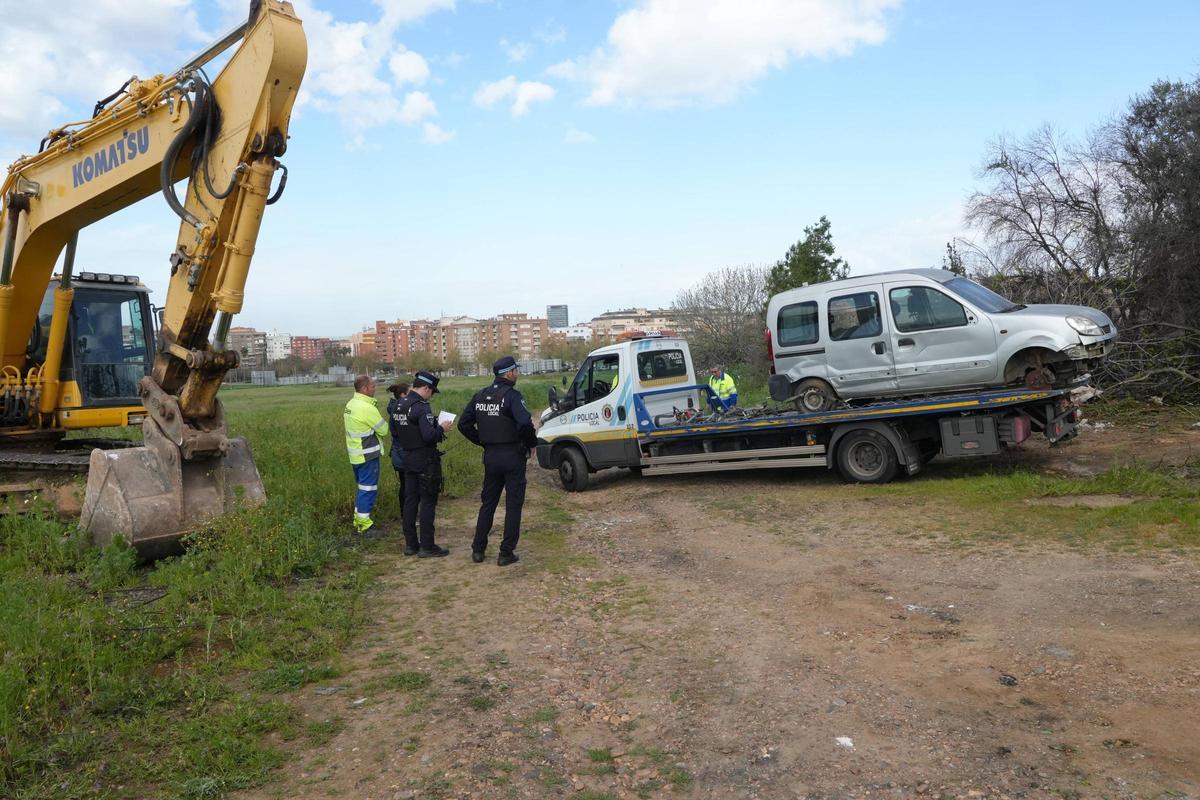 La grúa municipal se lleva la furgoneta.