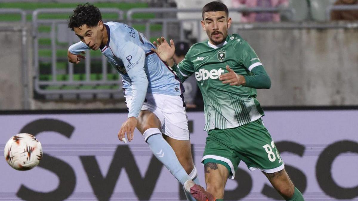 Jones lanza apuerta perseguidopor Yordanov.