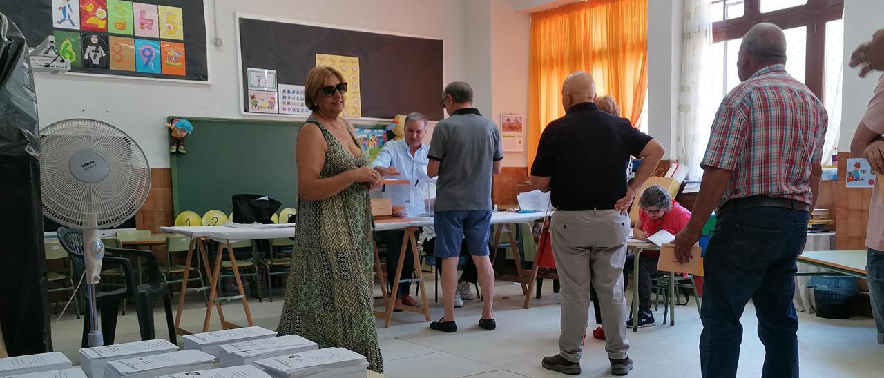 Electores esperan su turno para poder votar en el colegio Magdalena Ulloa