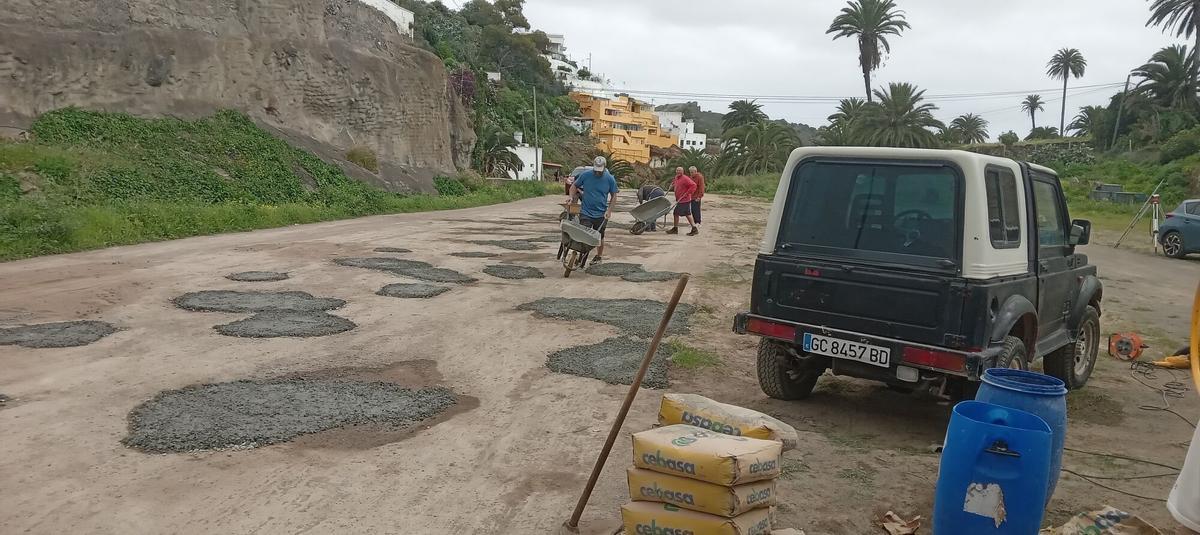 Vecinos de Siete Puertas arreglan la carretera que se inunda por las lluvias.