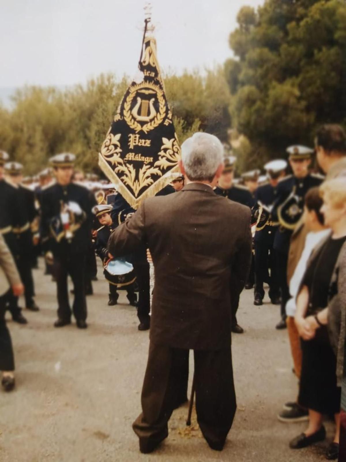 Juan Jurado, de espaldas, mira a su banda en 1999. Enfrente asoma con el tambor su sobrino Javier Jurado, hoy presidente de la asociación músico cultural.