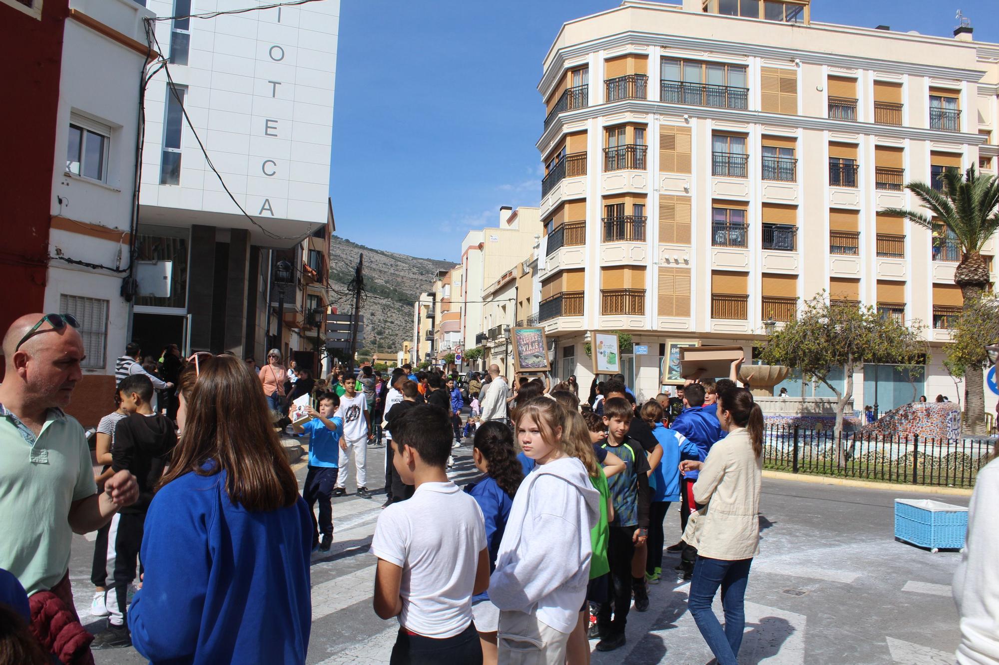 Cadena humana en Orpesa para trasladar libros a la nueva biblioteca