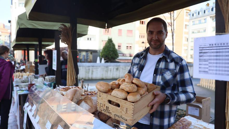 El pan de escanda, el zumo de de arándanos y los kiwis ecológicos maridan en Gascona: así es el mercado de productos ecológicos en Oviedo