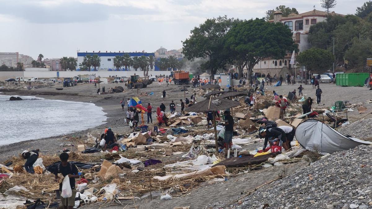 Cientos de migrantes regresan al asentamiento de la playa ceutí de El Trampolín y se suspende la limpieza