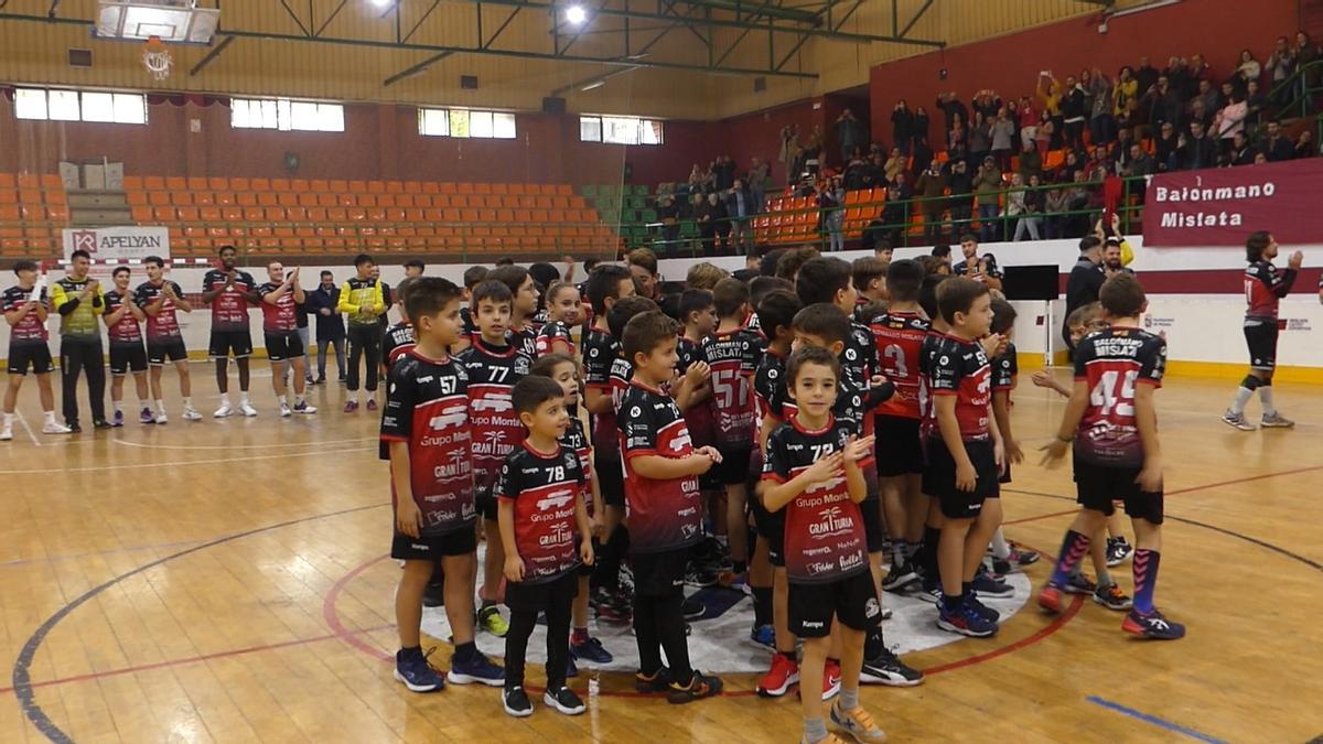 Varios grupos de niños del club de Balonmano de Mislata