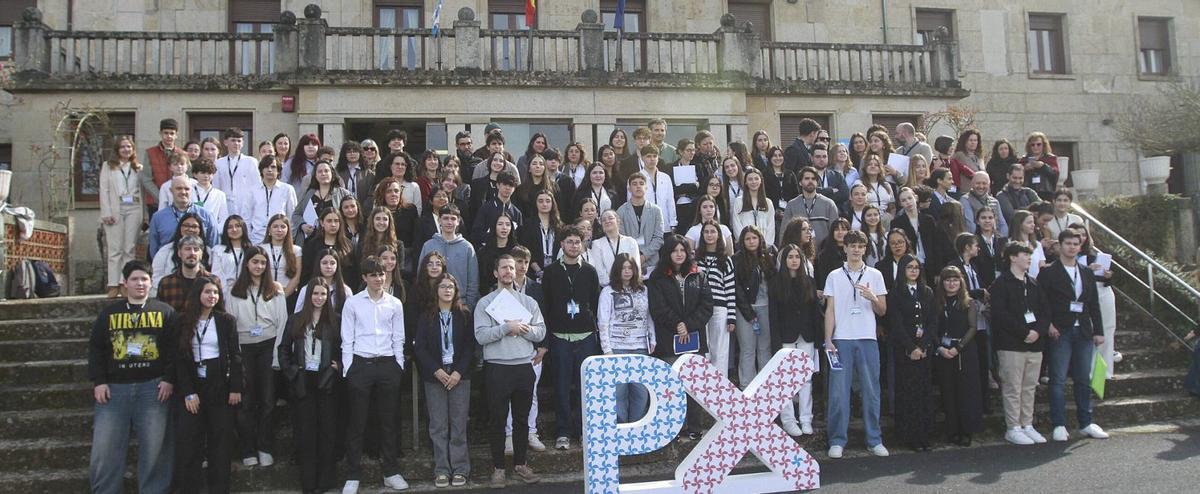 La foto de familia en la escalinata de la Residencia do Tempo Libre de O Carballiño. | IÑAKI OSORIO