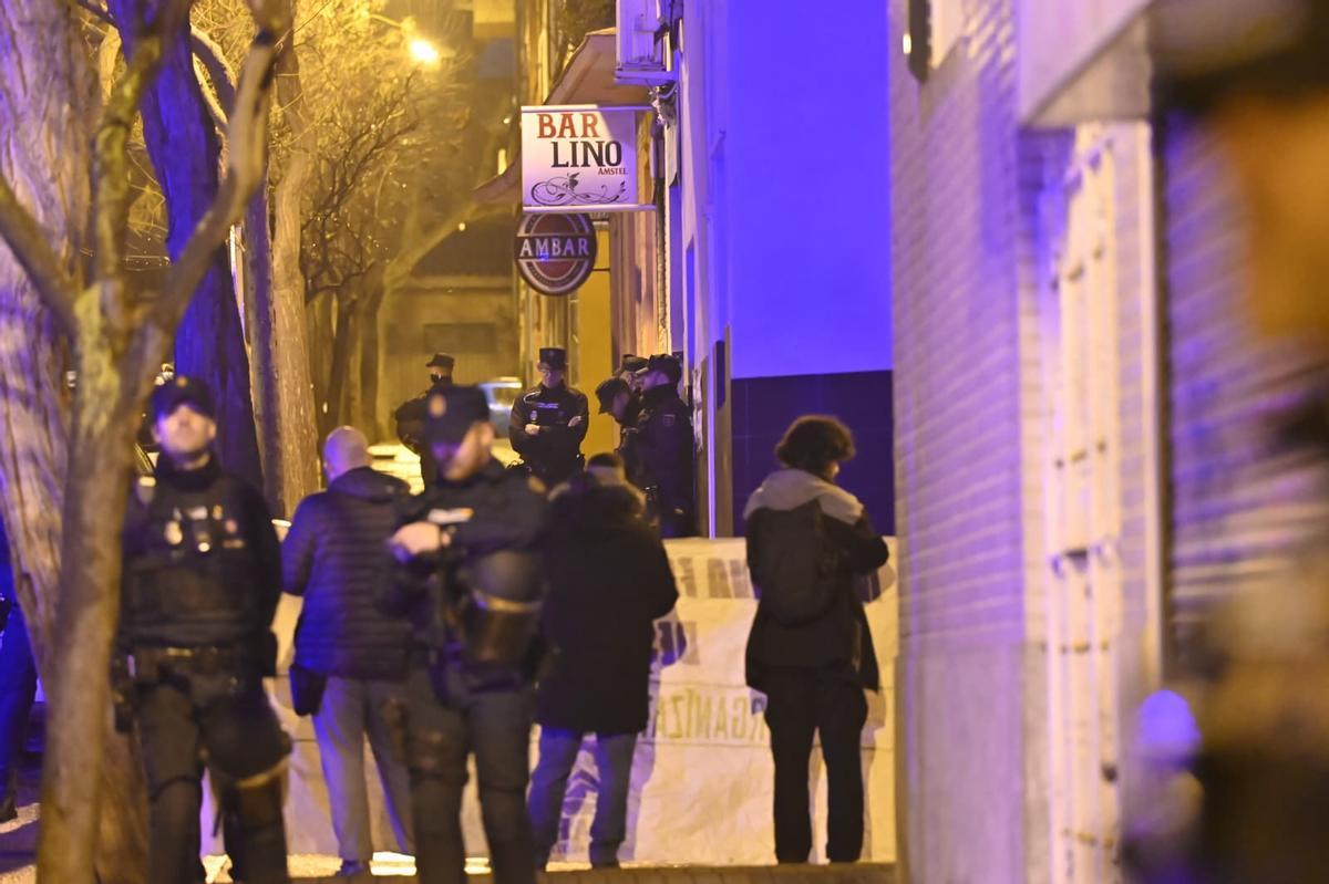 En imágenes I Los vecinos intententan paralizar el desahucio de Hamza y su familia en Torrero