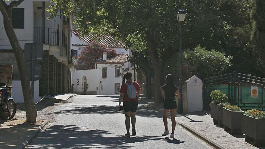 Dues noies entrant ahir a la Selva de Mar. | ACN